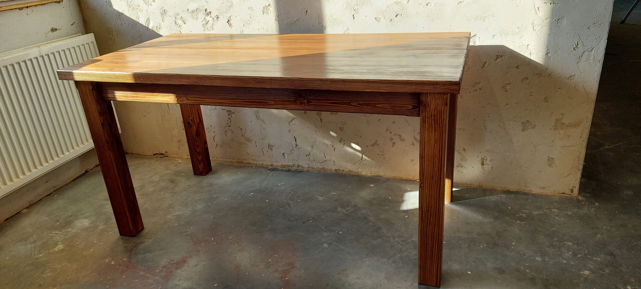 Stół drewniany z litego drewna o wypukłej strukturze