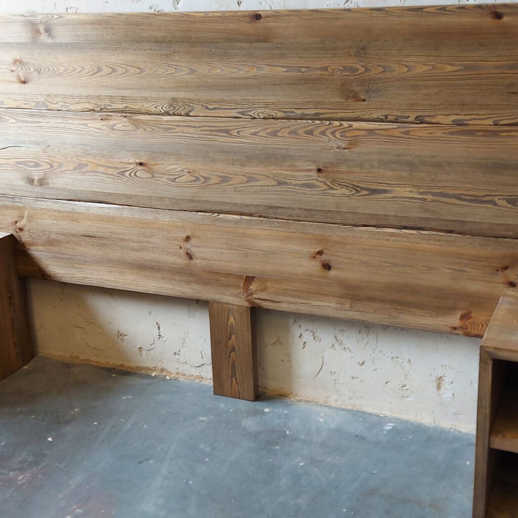 Wezgłowie łóżka z drewna - Zabudowa łóżka